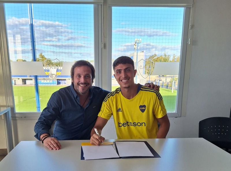 Mateo Menda firm su primer contrato profesional en Boca
